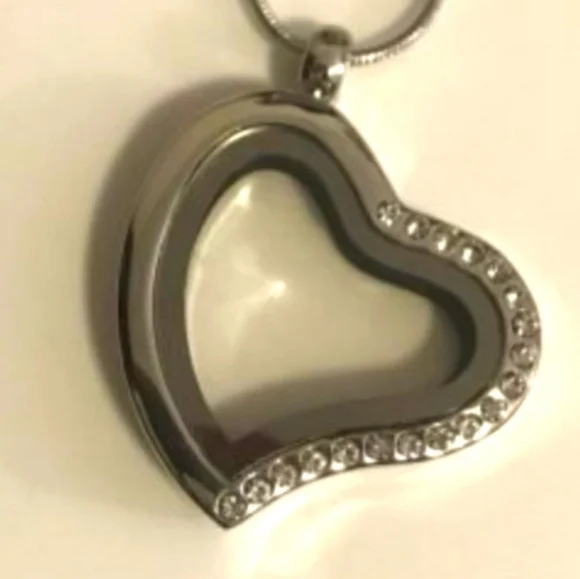 NEW! Beautiful Heart Gunmetal Locket Necklace - Picture 2 of 3